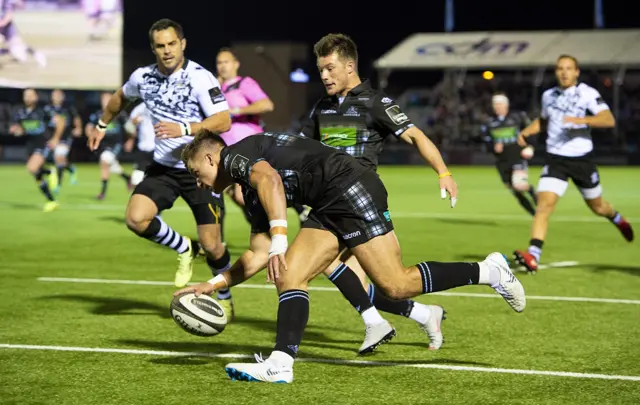 Huw Jones scores for Glasgow