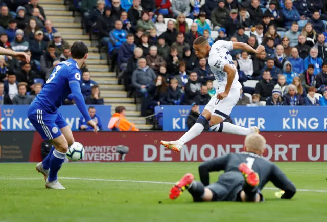 Richarlison scores