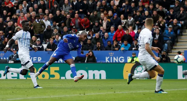 Ricardo Pereira scores