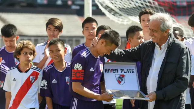 River Plate president Rodolfo D'Onofrio (right) presents Wild Boars captain Kapol Jantawong with a plaque to mark their visit to the Buenos Aires team.