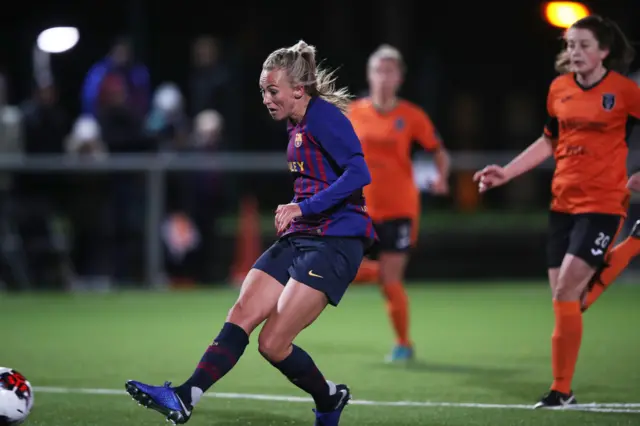 Toni Duggan scores for Barcelona