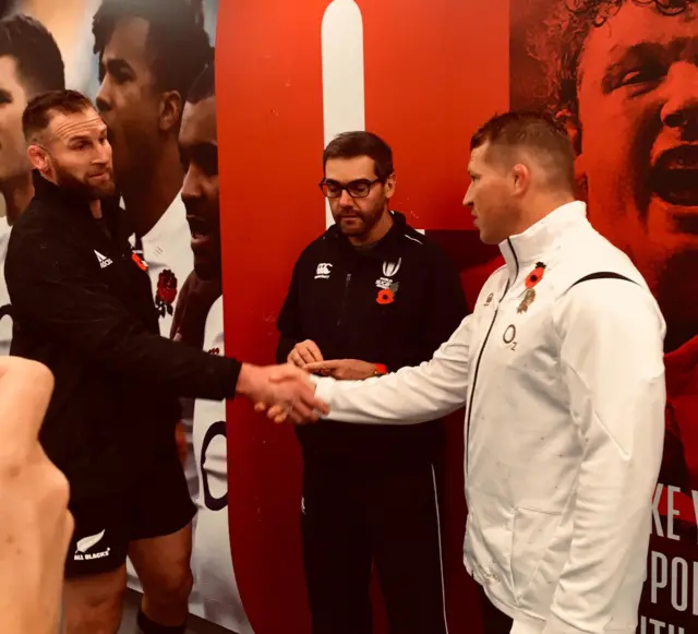 Captains Read and Hartley shake hands in the tunnel