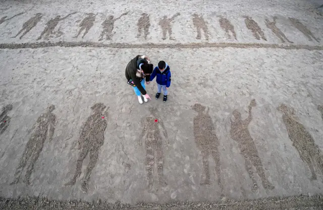 Drawings of WW1 soldiers at Folkestone beach