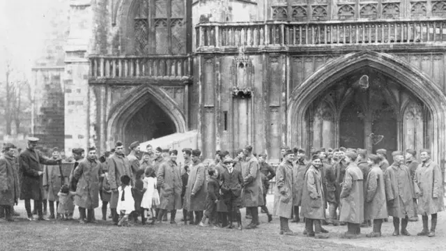 US troops outside Winchester Cathedral in 1918