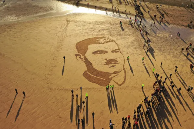 sand drawing at sutton on sea