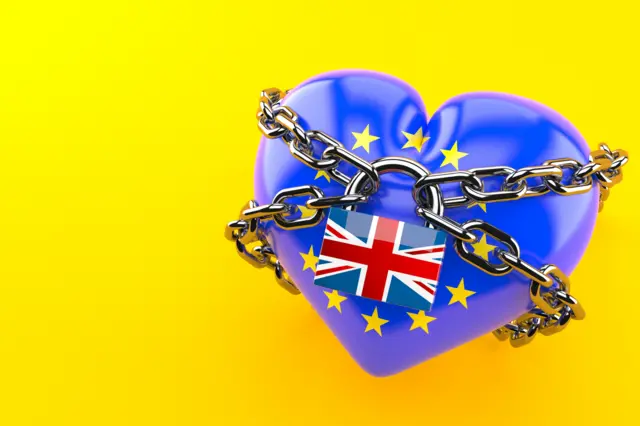 An EU heart with a UK padlock chained to it