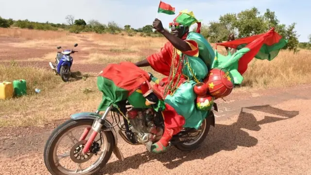 A cycling fan passes on October 30, 2018 near the Yako village, near Ouahigouya, northen Burikna Faso, after taking part in the 5th stage of the Burkina Faso's cycling tour.