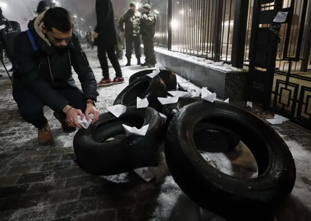 Ukrainians protesting at the Russian embassy in Kiev