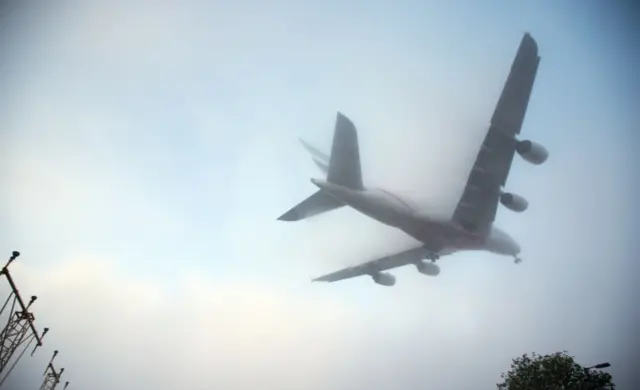 Flight landing at Heathrow in fog from 2015