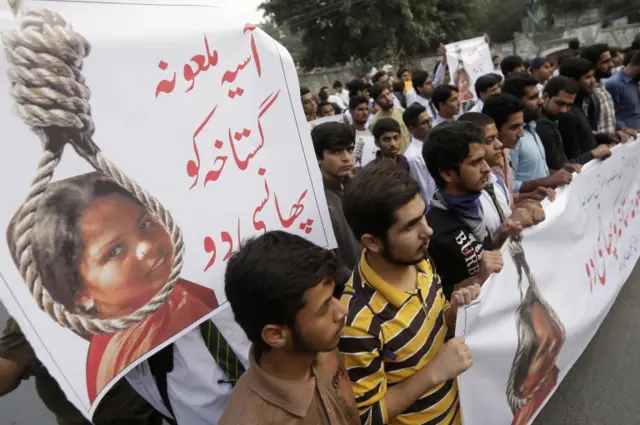 People shout slogans as they protest the release of Asia Bibi, a Christian accused of blasphemy, whose death sentence was annulled by the Supreme court, in Lahore