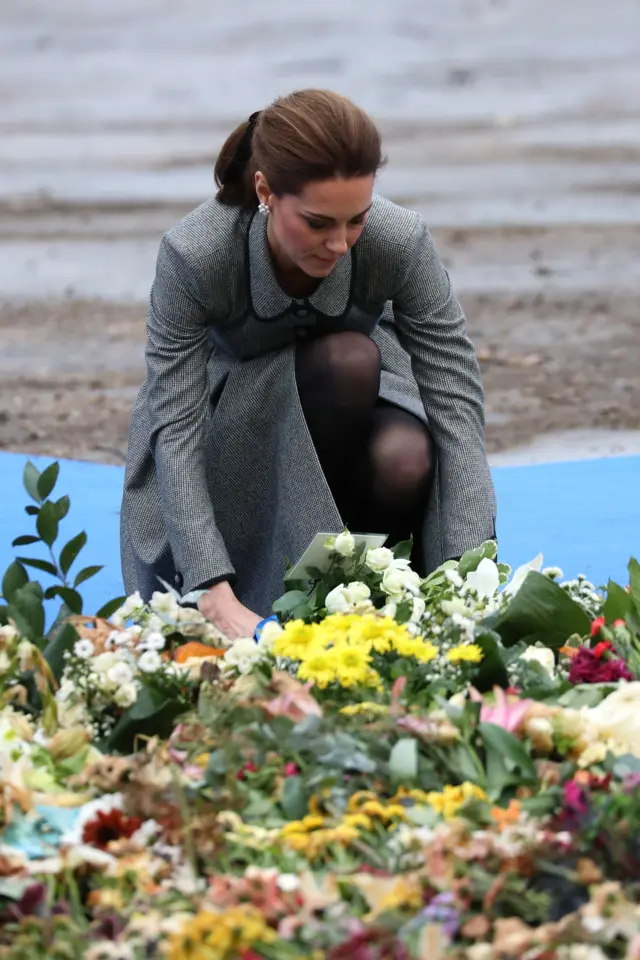 Duchess of Cambridge lays a floral tribute