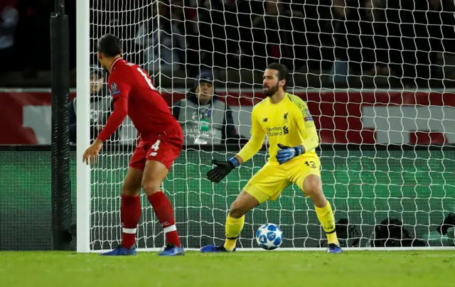 Juan Bernat scores