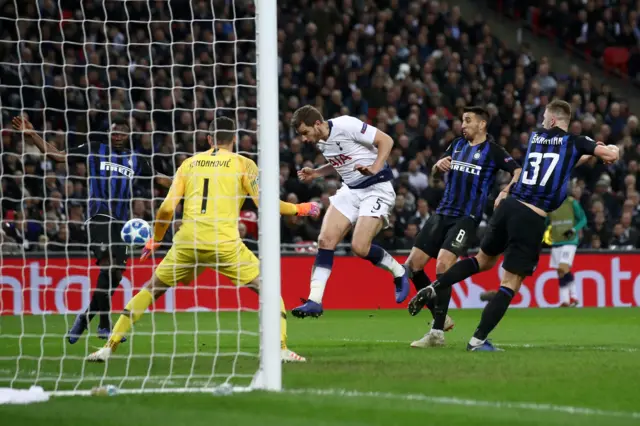 Jan Vertonghen heads wide
