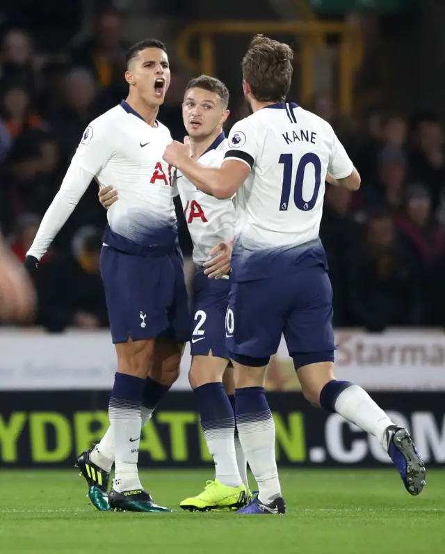 Erik Lamela celebrates