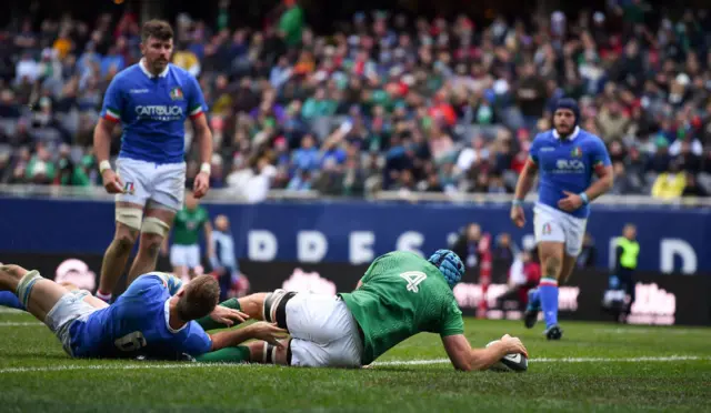 Tadhg Beirne scores a try