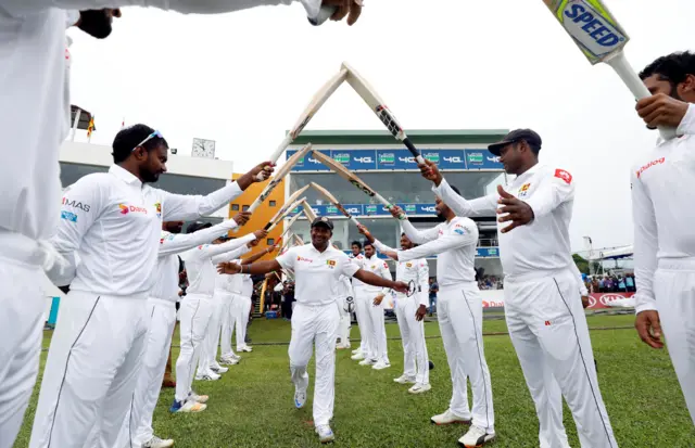 Rangana Herath given a guard of honour before his final Test