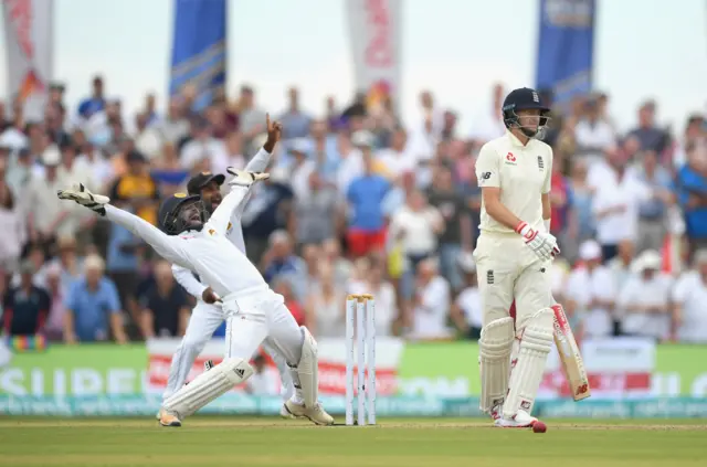 Niroshan Dickwella appeals for Joe Root's wicket