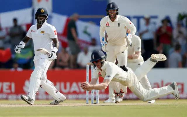 England's Keaton Jennings (R bottom) takes a catch to dismiss Sri Lanka's Angelo Mathews