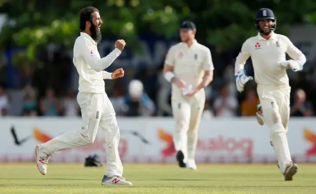 England"s Moeen Ali (L) celebrates with his teammates after taking the wicket of Sri Lanka"s Niroshan Dickwella