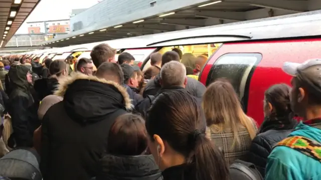 People boarding Jubilee Line train