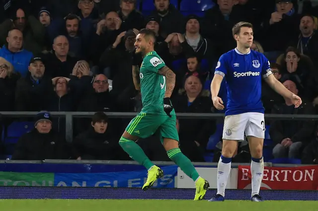 Roberto Pereyra and Seamus Coleman