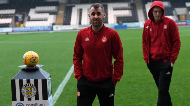 Aberdeen forward Niall McGinn in Paisley