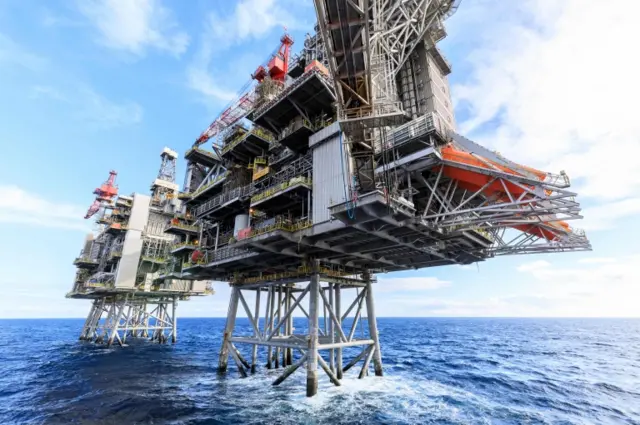 Oil drilling platform