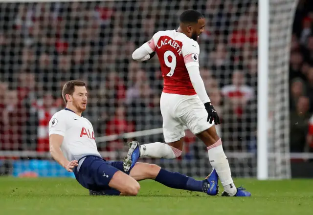 Jan Vertonghen gets sent off