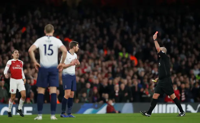 Jan Vertonghen gets sent off