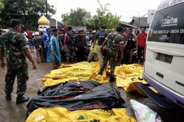 Bodies of victims recovered along the Carita Beach are placed in body bags, Indonesia. Photo: 23 December 2018