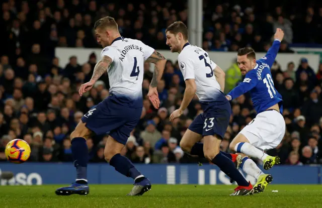 Gylfi Sigurdsson scores for Everton