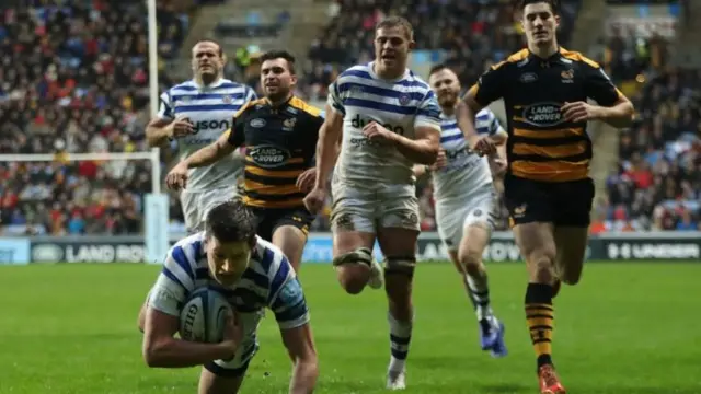 Freddie Burns scoring for Bath at Wasps