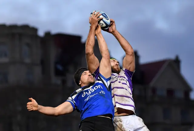 Charlie Ewels of Bath and Graham Kitchener of Leicester Tigers battle for the lineout