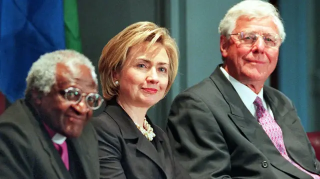 Alex Boraine (R), Hillary Clinton (C) and Desmond Tutu (L) in 1999 in New York