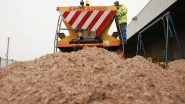 Gritter with salt