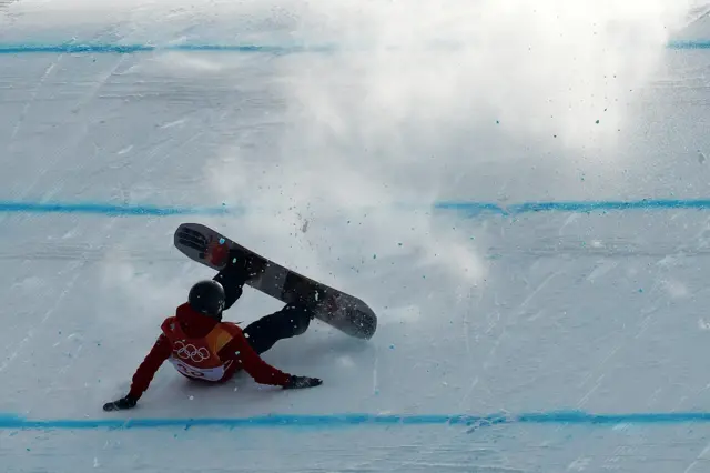 Rowan Coultas crashes out on his first run in the men's slopestyle