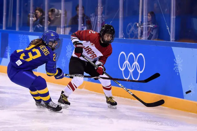 Japan and Sweden duel in the women's ice hockey