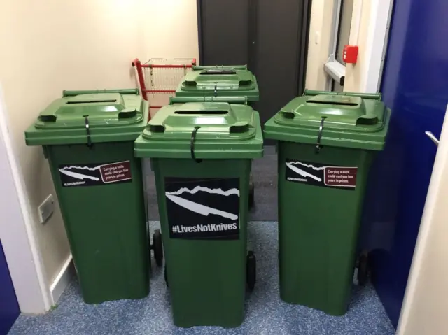 Knife bins