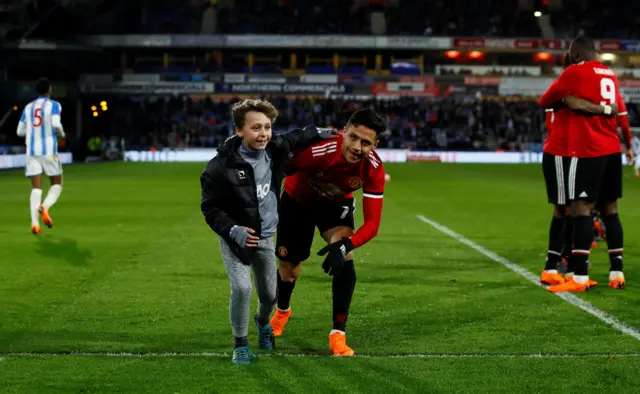 Alexis Sanchez and fan