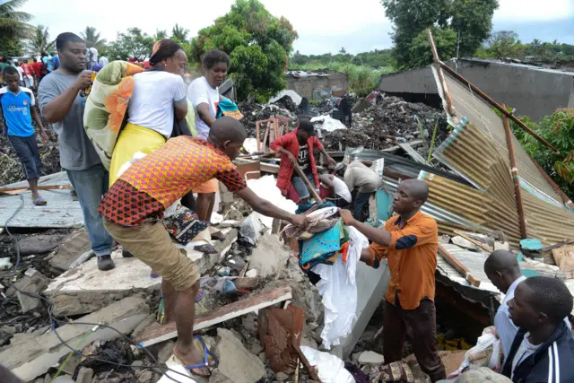 Rescuers carry on looking for people under the rubbish