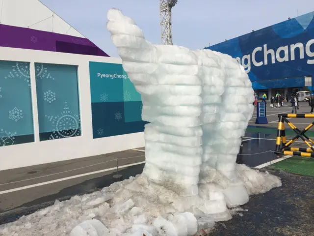 Polar bear sculpture