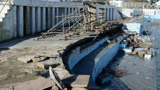 Damaged Jubilee Pool in 2014