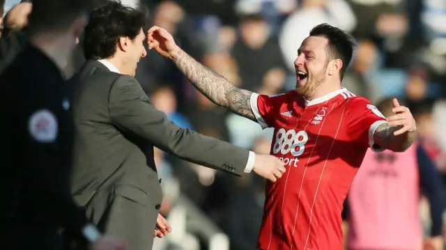 Lee Tomlin celebrates with Aitor Karanka