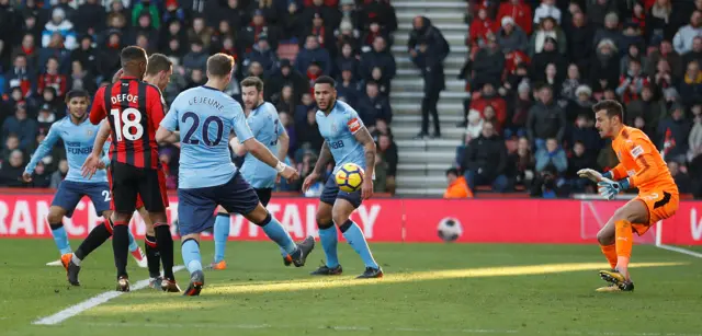 Dan Gosling scores