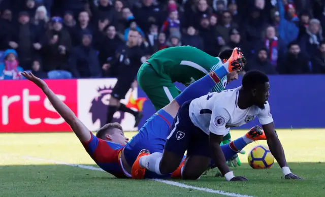 Serge Aurier tackle