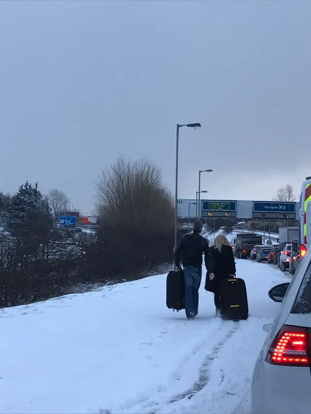 Snow prompts couple to leave taxi and walk to the airport