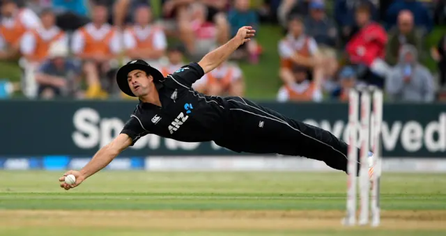 Colin de Grandhomme catch