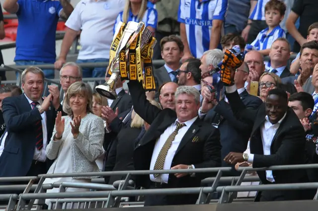 Steve Bruce celebrates promotion with Hull City