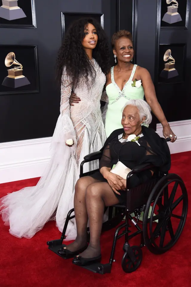 SZA with her mum and nan