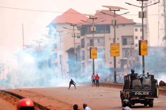 People clash with riot police during a demonstration against the results of the local elections, on February 6, 2018 in Conakry.